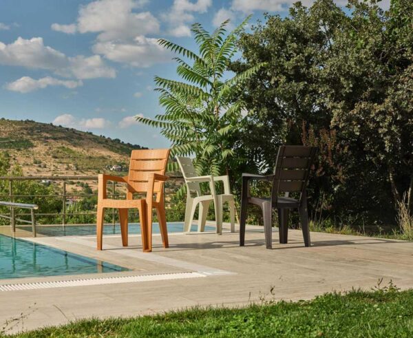 Stühle am Pool in Orange, weiß und schwarz
